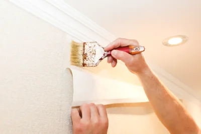 Pose de papier peint à Corneillan — revêtements muraux et toiles de verre